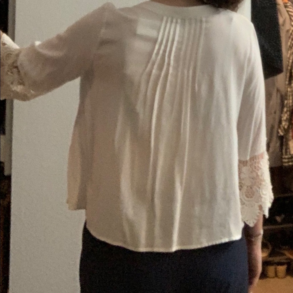 NWT silk blouse w/ lace sleeves & pleats. Cropped - Picture 3 of 3